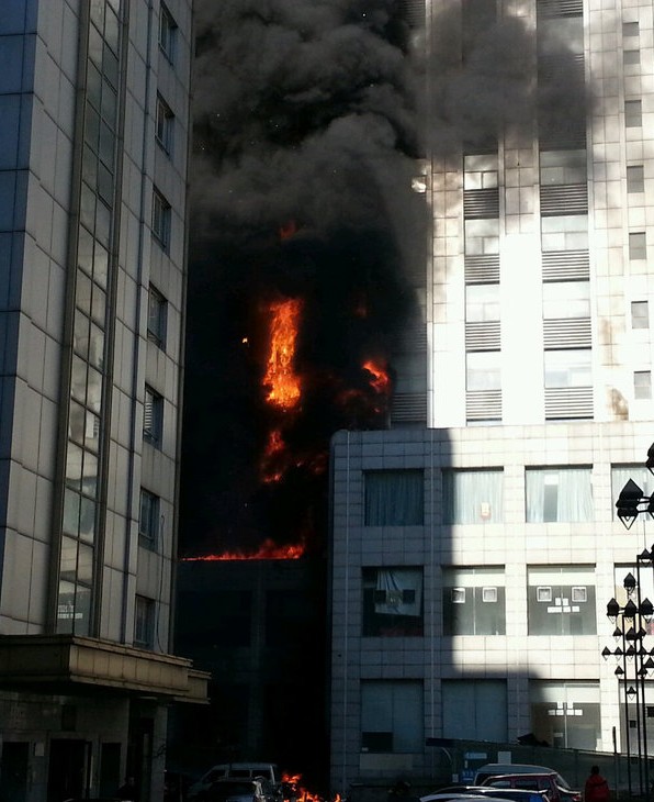 天津南開區(qū)華苑鑫茂科技園一高層突發(fā)大火