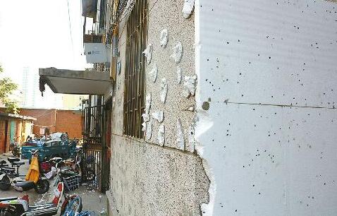 樓體外墻貼保溫材料后又被工人拆除